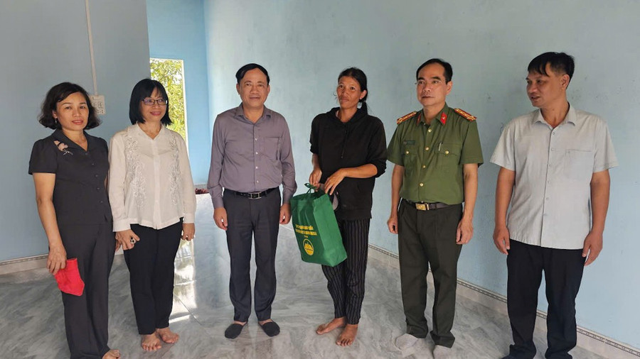 Đoàn công tác thăm, tặng quà cho gia đình vừa được hỗ trợ xóa nhà tạm. Ảnh: Đức Hải img-7703.jpg