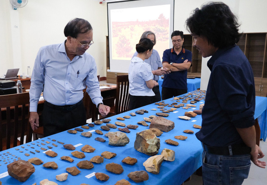 Các nhà khoa học trao đổi bên lề hội nghị về giá trị của hiện vật đá phát hiện tại di tích khảo cổ Plei Ring. Ảnh: Hoàng Ngọc dscf0118.jpg