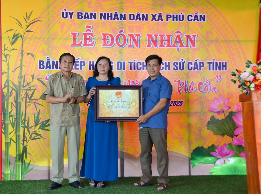 Director of the Department of Culture, Sports and Tourism Tran Ngoc Nhung (left cover) presents the relic ranking certificate to the locality. Photo: Minh Chau img-4200.jpg