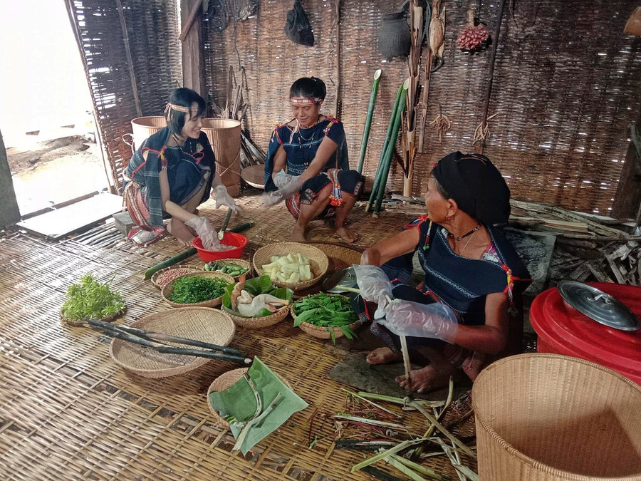 Người Bahnar ở làng Mơ Hra-Đáp được đào tạo, hướng dẫn các kỹ năng làm du lịch cộng đồng. Ảnh: Minh Châu nguoi-dan-lang-mo-hra-dap-chuan-bi-mon-an-phuc-vu-khach-du-lich.jpg
