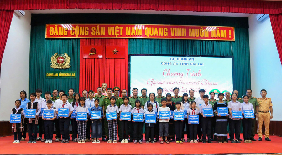 Trao sổ tiết kiệm cho 28 cháu là “con nuôi”, “con đỡ đầu” của lực lượng Công an. Ảnh: ĐVCC img-3716.jpg
