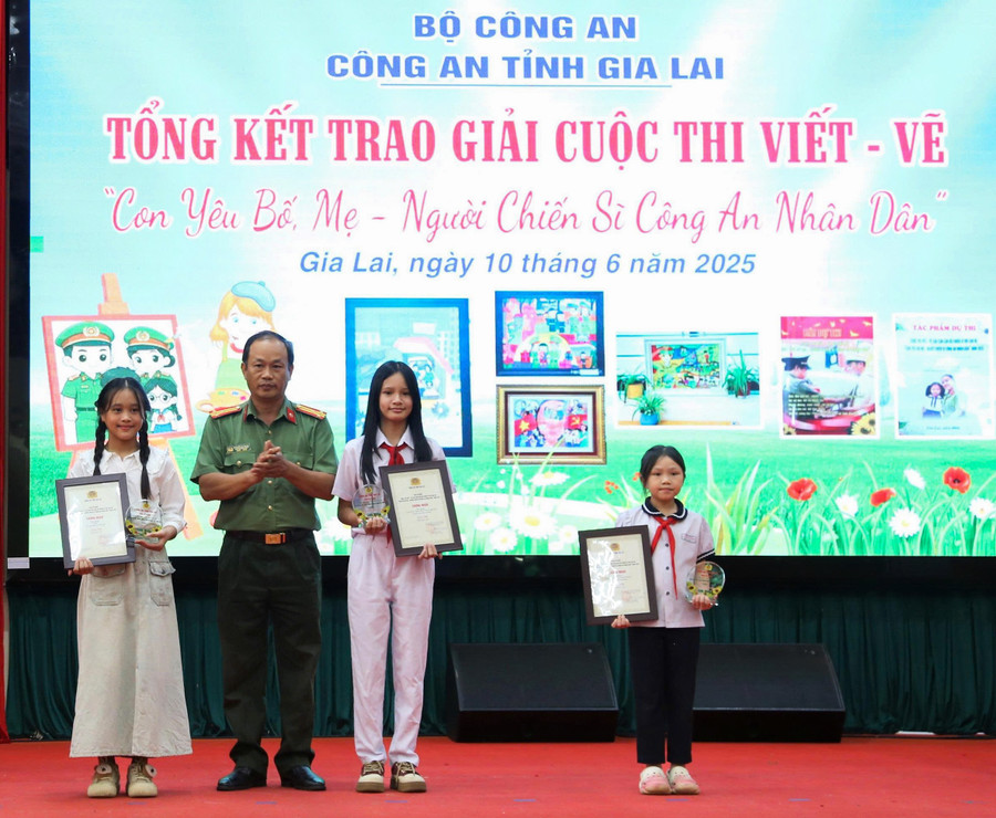 Trao giải cho các cháu tham gia cuộc thi viết, vẽ với chủ đề “Con yêu bố mẹ-Người chiến sĩ Công an nhân dân. Ảnh: ĐVCC img-3714.jpg