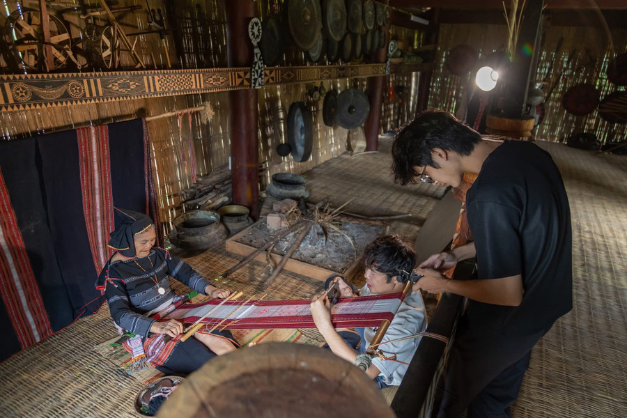 Inne i felleshuset i landsbyen Mo Hra-Dap er mange etnografiske gjenstander bevart. Foto: Quoc Nguyen khong-gian-van-hoa-ben-trong-nha-rong-lang-du-lich-cong-dong-mo-hra-dap-anh-quoc-nguyen.jpg