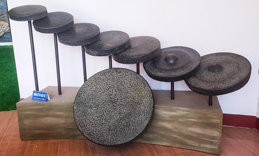 Bộ chiêng kơ đơ được trưng bày tại Bảo tàng Pleiku. Ảnh: Anh Minh img-4530.jpg