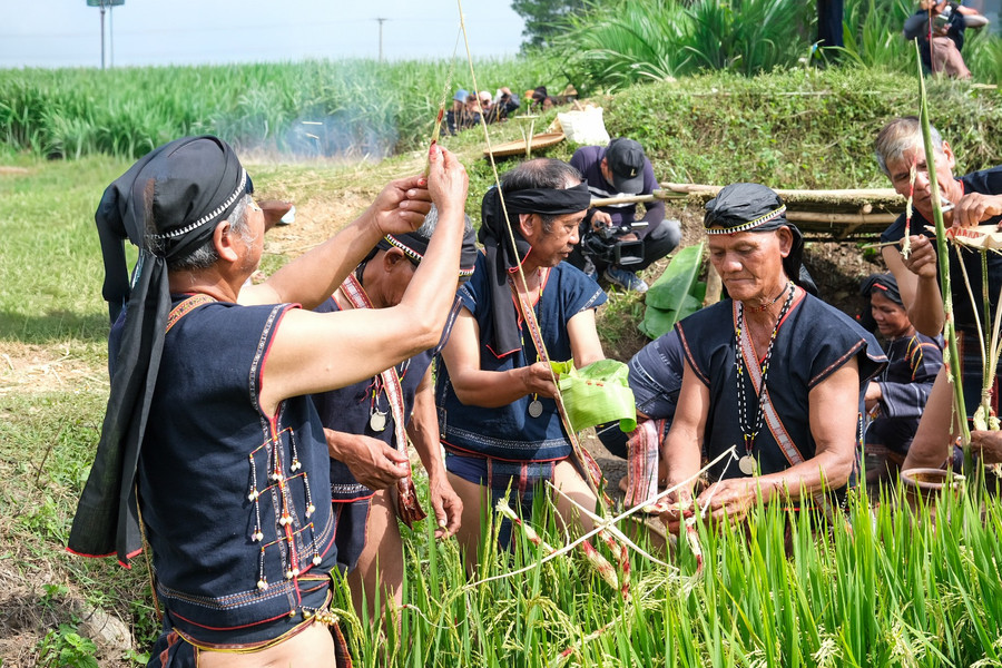 Tại làng Kgiang (xã Tơ Tung), nghi thức này lại được thực hiện bởi hội đồng già làng, những người am hiểu luật tục dscf6406.jpg