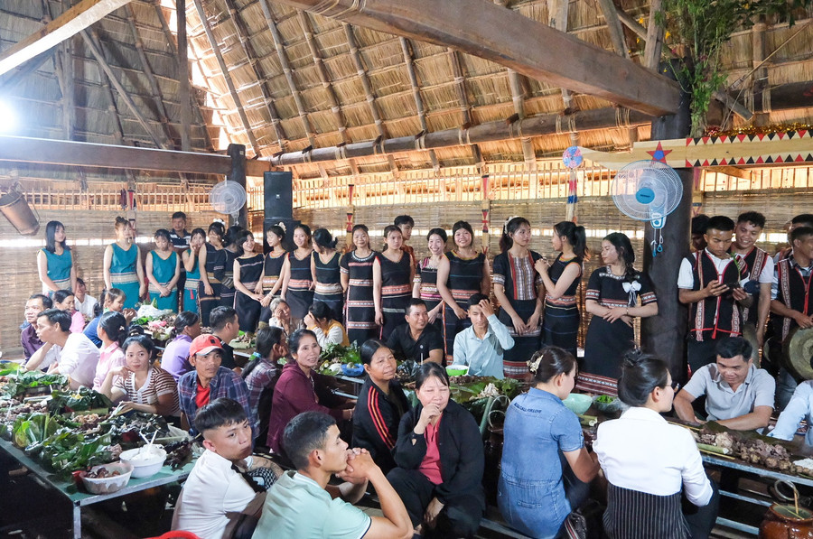 Vui trong ngày hội làng. Ảnh: Hoàng Ngọc h2.jpg