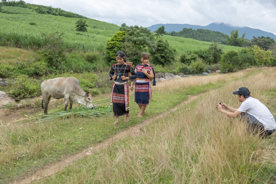 Gjenskaping av dagliglivet for å tjene besøkende til landsbyen. Foto: Quoc Nguyen img-4461.jpg