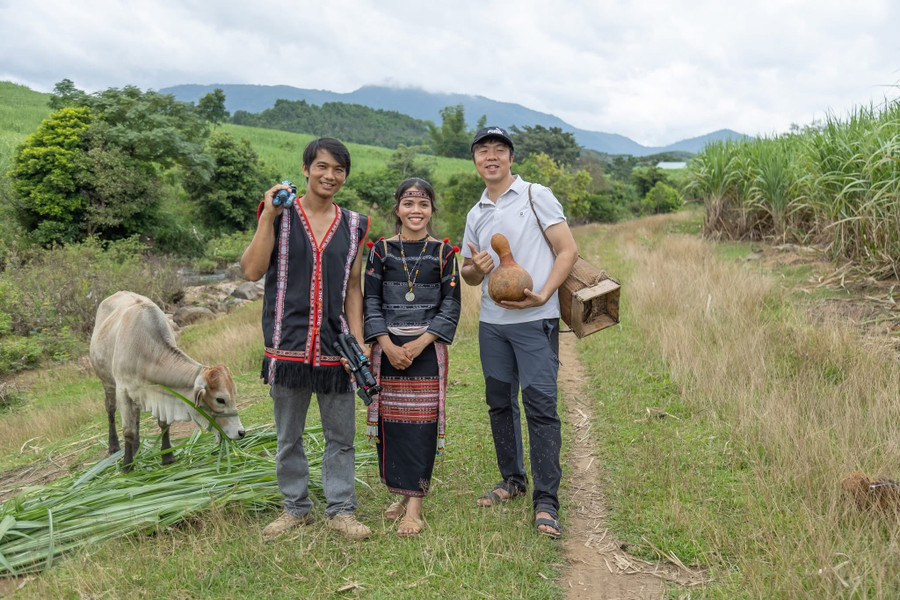 Den kjente fotojournalisten og reisebloggeren Ngo Tran Hai An (høyre forside) opplever det i landsbyen Mo Hra-Dap, etnisk minoritetssamfunn. Foto: Quoc Nguyen img-4463.jpg