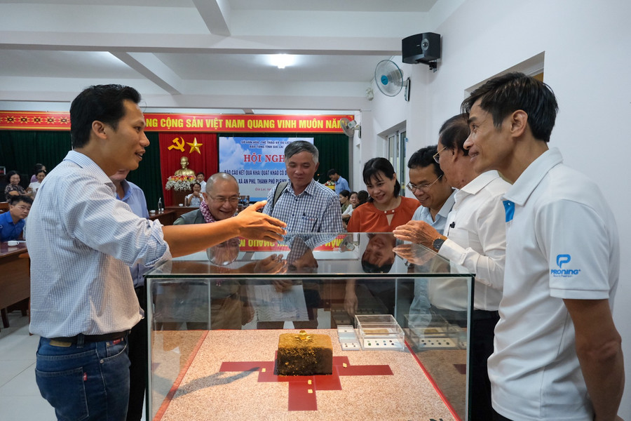 Một số hiện vật vàng tìm thấy tại kho thiêng di tích Chăm An Phú được giới thiệu tại hội nghị báo cáo kết quả khai quật khảo cổ học (tháng 5-2024). Ảnh: Hoàng Ngọc b97b8da4-9c5d-4d42-9914-65e57b284275-538-0000008e11e67513.jpg