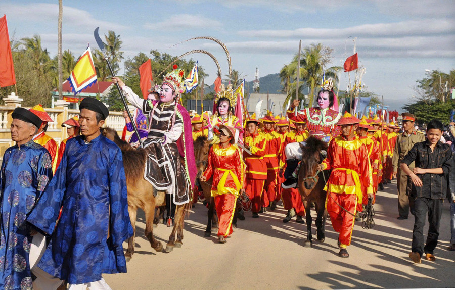 Tái hiện cảnh nghĩa quân Tây Sơn diễu binh trên đường trước khi xuất quân. Ảnh: Nhất Hạnh tai-hien-nghia-quan-tay-son-tien-vao-lam-le-tai-di-tich-tay-son-thuong-dao-anh-nhat-hanh.jpg