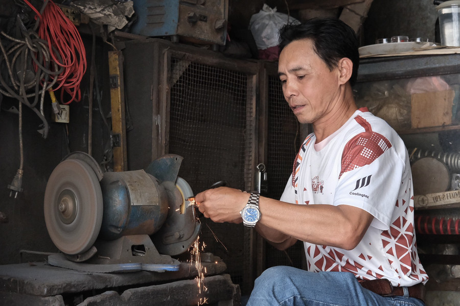 Anh Nguyễn Văn Hoàng hiện nối nghề của cha, giữ nghề truyền thống của gia đình. Ảnh: Hoàng Ngọc dscf5681.jpg