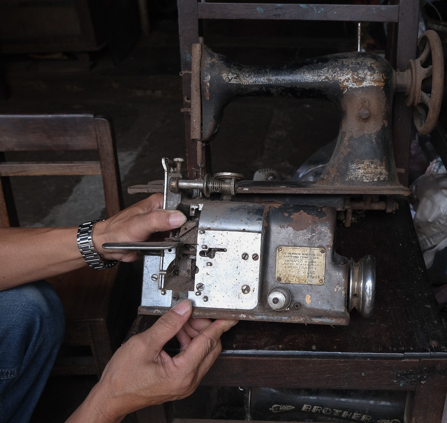 Máy vắt sổ hiệu Merrow của Mỹ cũng được anh Hoàng giữ làm kỷ niệm. Ảnh: Hoàng Ngọc dscf5663-2.jpg