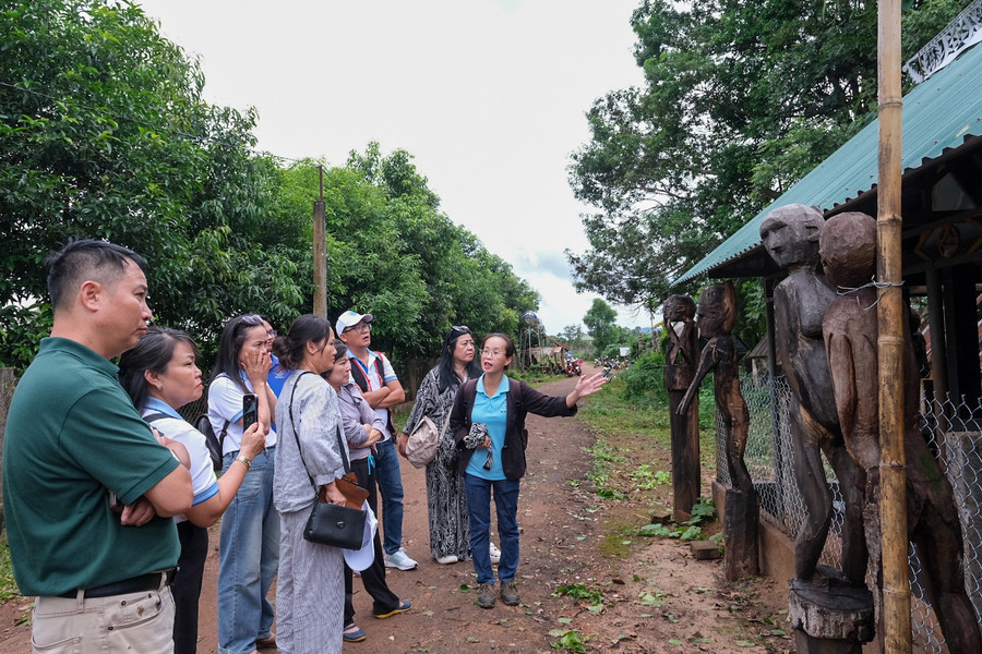 Tìm hiểu về nhà mồ và tượng mồ Tây Nguyên-một giá trị văn hóa đặc sắc trong tour du lịch cộng đồng làng Kép. Ảnh: HOÀNG NGỌC h2.jpg