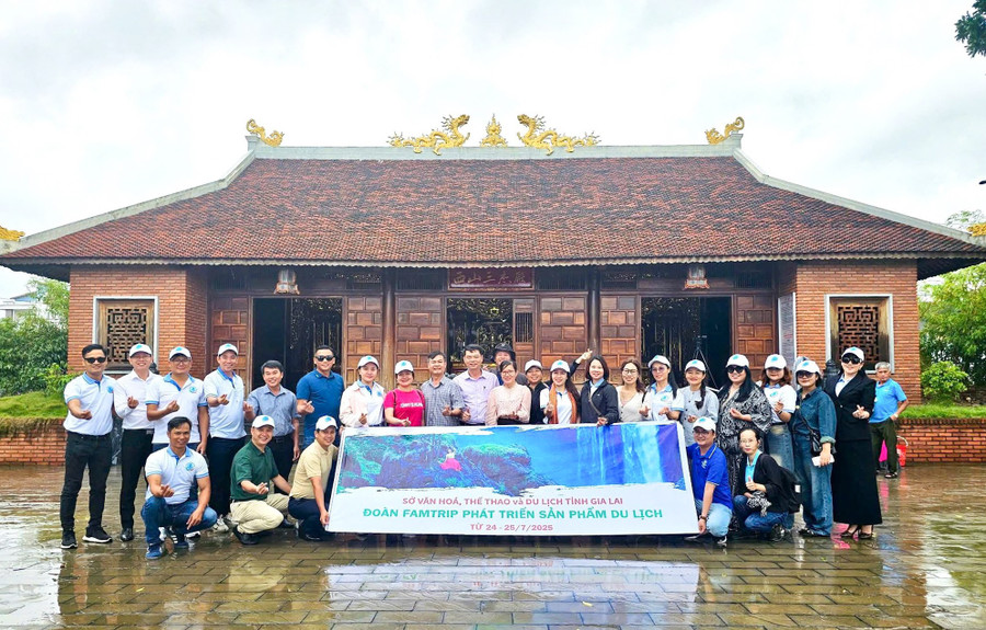 Đoàn Famtrip khảo sát du lịch Gia Lai chụp ảnh lưu niệm trước điện thờ Tây Sơn tam kiệt thuộc Di tích quốc gia đặc biệt Tây Sơn Thượng đạo. Ảnh: Hoàng Ngọc h3.jpg