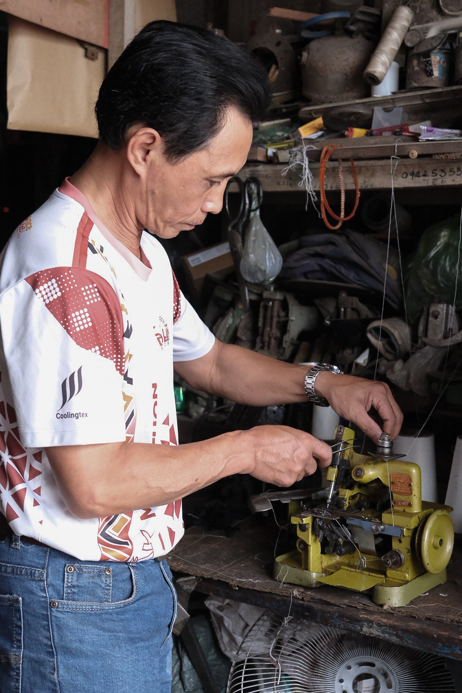 Máy may, máy vắt sổ hư hỏng qua tay người thợ lành nghề đều hoạt động trơn tru. Ảnh: Hoàng Ngọc 4.jpg