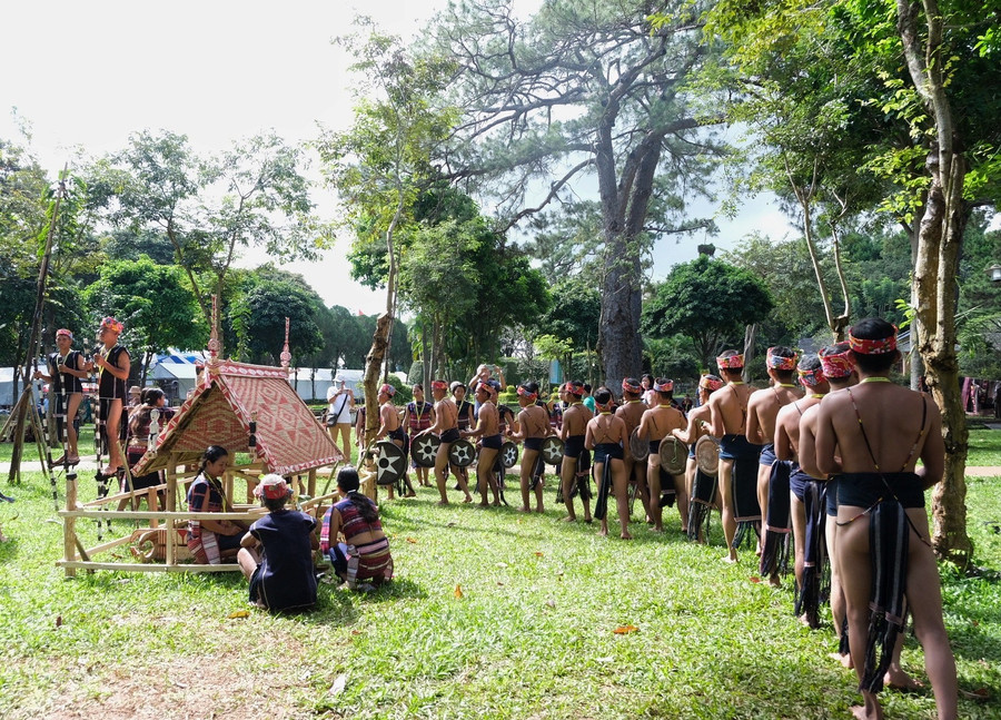 Provinsi Gia Lai menyelenggarakan upacara untuk merayakan ulang tahun ke-20 Ruang Budaya Gong Dataran Tinggi Tengah yang diakui UNESCO dalam rangka Pekan Gunung Berapi Bunga Matahari Liar - Chu Dang Ya. Foto: Hoang Ngoc doan-nghe-nhan-vung-dat-kong-chro-cu-tham-gia-lien-hoan-trinh-dien-cong-chieng-tay-nguyen-tai-quang-truong-dai-doan-ket-anh-hoang-ngoc.jpg