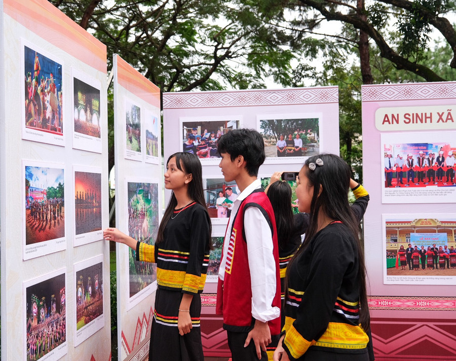 Alunos do Colégio Interno Étnico nº 2 da Província de Gia Lai aprendem sobre as cores culturais dos grupos étnicos na exposição. Foto: Minh Chau dscf0035-2.jpg