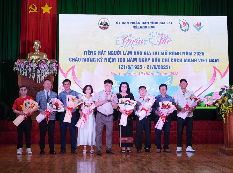 Nhà báo Huỳnh Kiên (giữa)-Tổng Biên tập Báo Gia Lai, Chủ tịch Hội Nhà báo tỉnh tặng hoa cho các đơn vị tham gia cuộc thi. Ảnh: Hoàng Ngọc dscf4997-2.jpg