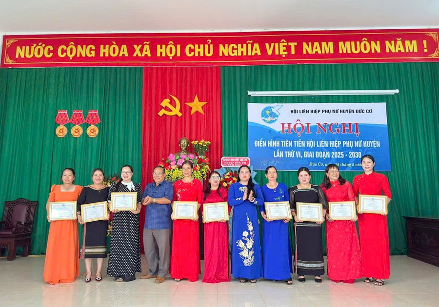 Khen thưởng các tập thể, cá nhân có thành tích xuất sắc trong các phong trào thi đua. Ảnh: Minh Châu img-2245.jpg