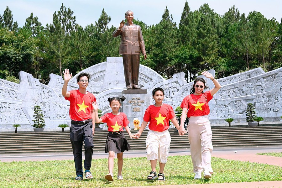 Nhiều gia đình vui chơi tại Quảng trường Đại Đoàn Kết (TP. Pleiku) trong kỳ nghỉ lễ. Ảnh: Đức Thụy nhieu-gia-dinh-ban-tre-hao-huc-do-ve-quang-truong-dai-doan-ket-tp-pleiku-trong-ngay-30-4-lich-su-anh-dt.jpg