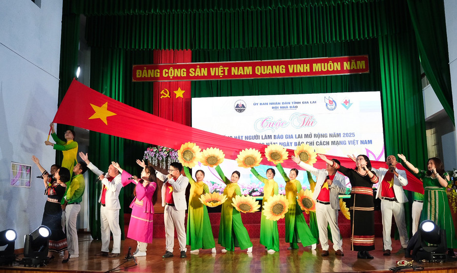Tiết mục tốp ca đạt giải nhất của Báo Gia Lai. Ảnh: Đức Thụy dscf5141.jpg