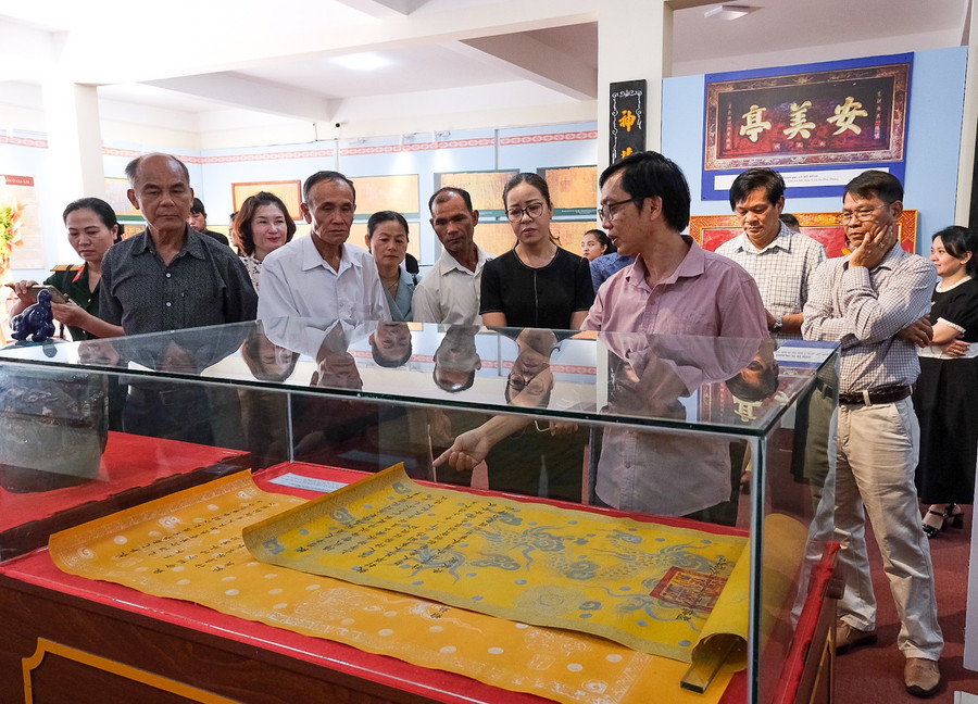 Tiến sĩ Lưu Hồng Sơn (thứ 3 từ phải qua)-chủ nhiệm đề tài Bảo tồn và phát huy giá trị di sản Hán Nôm trên địa bàn tỉnh Gia Lai trực tiếp giới thiệu giá trị của di sản tư liệu đến công chúng. Ảnh: Hoàng Ngọc dscf5320-2.jpg