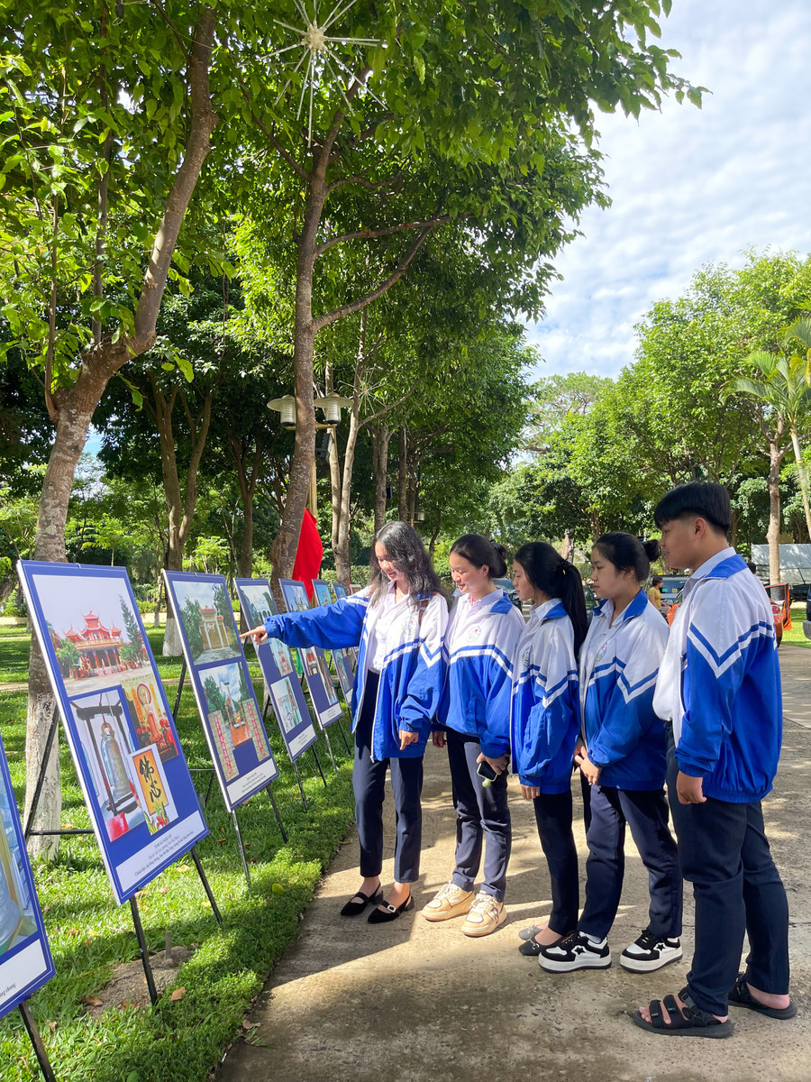 Không gian trưng bày ngoài trời của triển lãm di sản Hán Nôm thu hút sự quan tâm của học sinh. Ảnh: Hoàng Ngọc img-2285.jpg