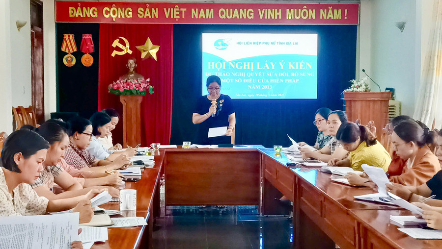 Chủ tịch Hội LHPN tỉnh Gia Lai Rơ Chăm H'Hồng định hướng các nội dung thảo luận. Ảnh: Thúy Na img-2693.jpg