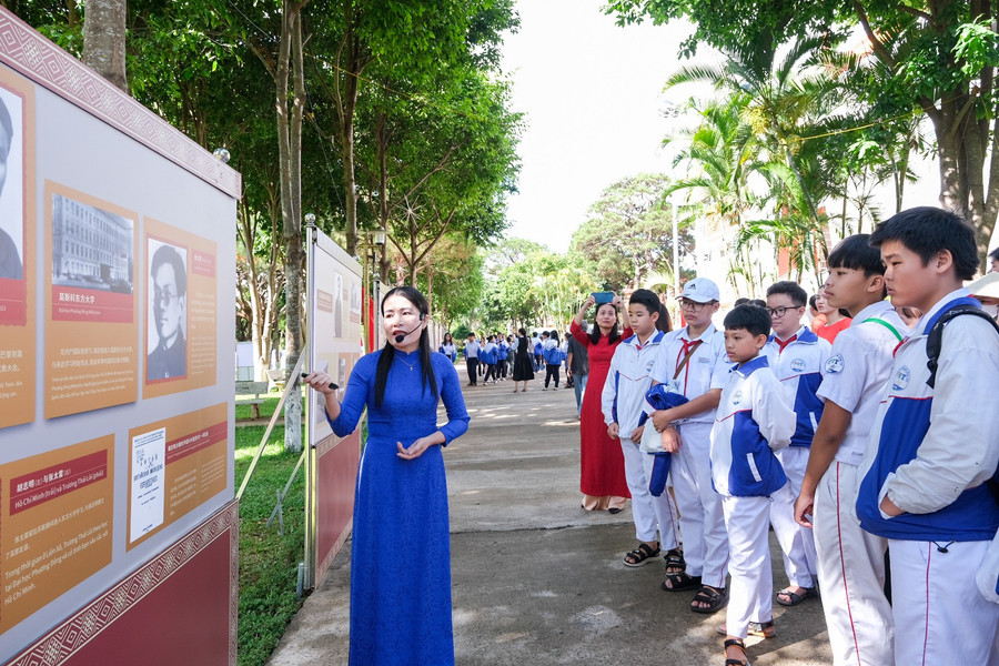 Đông đảo học sinh tìm hiểu về con đường cách mạng của Bác Hồ qua triển lãm. Ảnh: Hoàng Ngọc dscf5301-2.jpg
