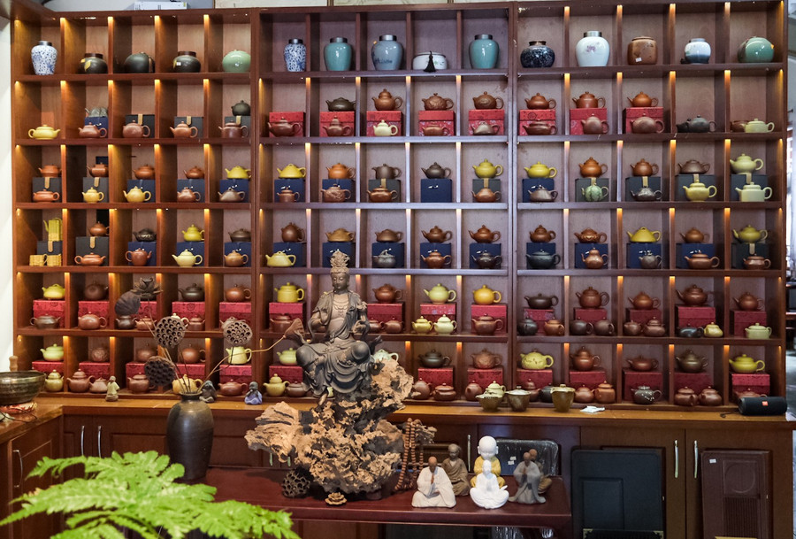 Một góc ấm tại Tâm Việt Trà. Ảnh: Hoàng Ngọc tra-nao-am-nay-ne-co-rat-nhieu-dang-am-phu-hop-de-pha-tung-loai-tra-khac-nhau.jpg