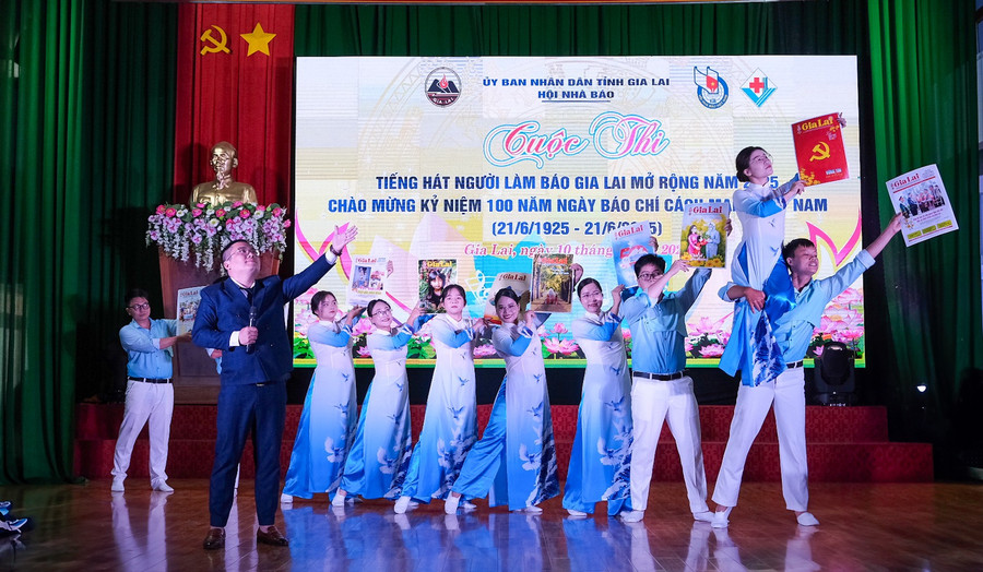 Tiết mục Nghề báo tôi yêu của Báo Gia Lai. Ảnh: Hoàng Ngọc dscf5095.jpg