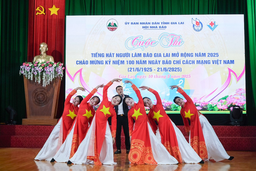 Tiết mục đơn ca có múa phụ họa của Trung tâm Văn hóa-Thông tin và Thể thao huyện Ia Grai. Ảnh: Minh Châu dscf5008.jpg