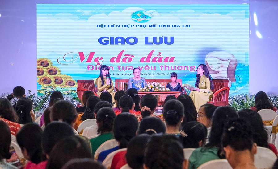 Các tập thể, cá nhân giao lưu tại chương trình. Ảnh: Minh Châu dscf5395.jpg