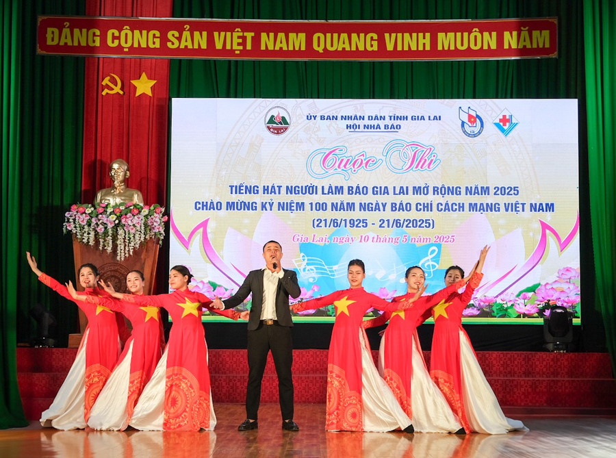 Tiết mục Tôi yêu Tổ quốc tôi của Trung tâm Văn hóa-Thông tin và Thể thao huyện Ia Grai khai mở màn cuộc thi. Ảnh: Hoàng Ngọc dscf5014.jpg