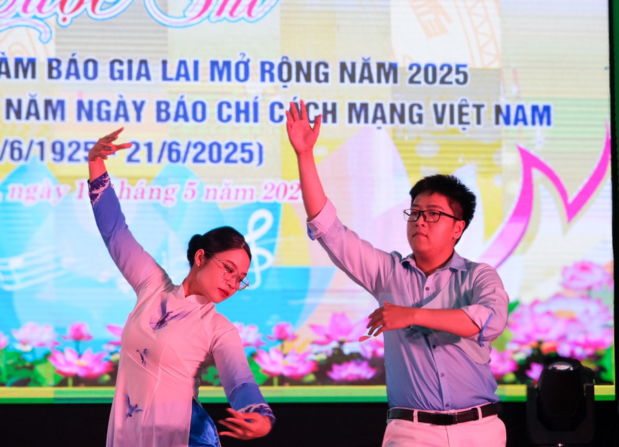 Cuộc thi còn là nơi người làm báo thể hiện tâm hồn nghệ sĩ. Ảnh: Minh Châu dscf5074.jpg