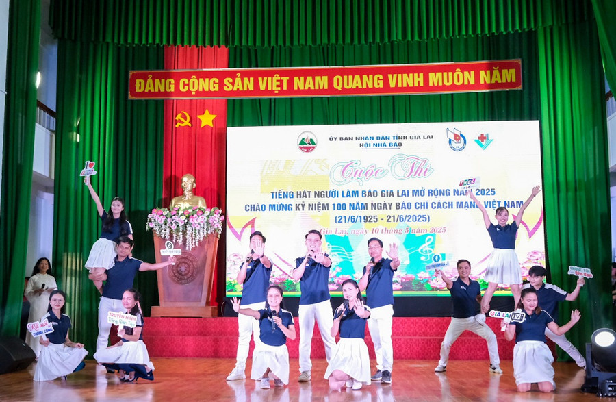 Gialaitv-tiết mục do nhà báo Đặng Huy Cường và Mạnh Hà (Đài Phát thanh-Truyền hình tỉnh) sáng tác, đạt giải nhì cuộc thi thể loại tốp ca. Ảnh: Minh Châu dscf5213.jpg