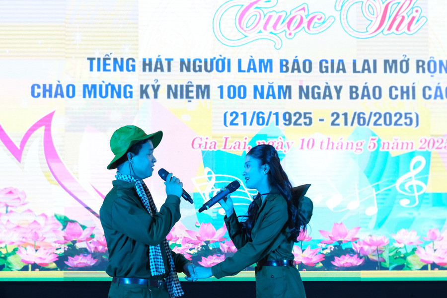 Khán giả có sự cảm nhận thú vị với phần trình diễn của những người làm báo. Ảnh: Minh Châu dscf5176.jpg