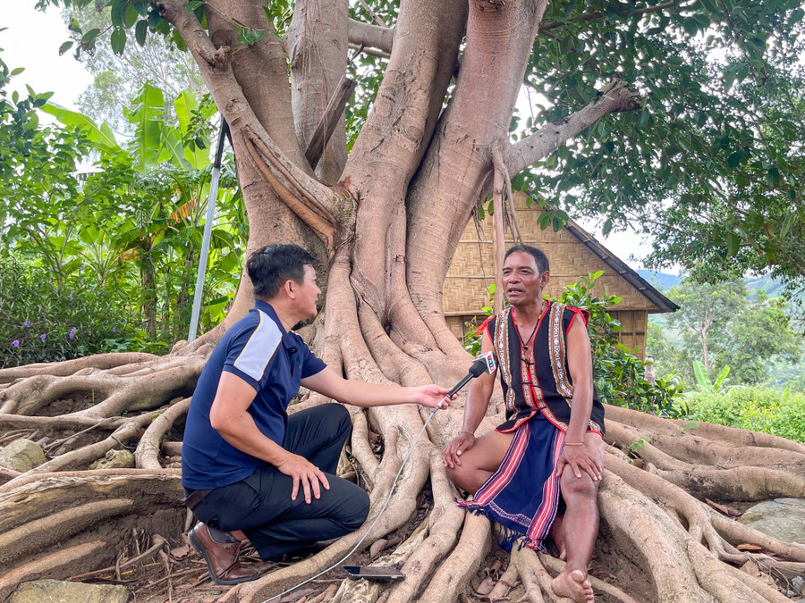 Đội ngũ những người làm báo luôn có mặt tại địa bàn vùng sâu, vùng xa để phán ánh mọi mặt đời sống. Ảnh: Minh Châu img-9204.jpg