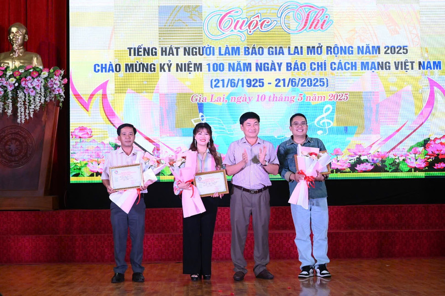 Nhà báo Huỳnh Kiên-Tổng Biên tập Báo Gia Lai, Chủ tịch Hội nhà báo tỉnh trao thưởng cho các đơn vị đạt giải cao tại cuộc thi. Ảnh: Đức Thụy img-2056.jpg