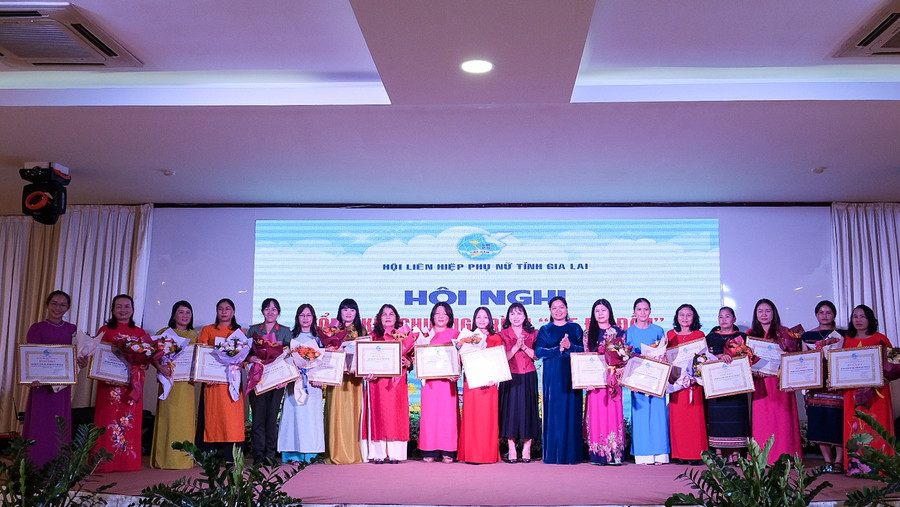 Khen thưởng các tập thể có nhiều đóng góp trong chương trình Mẹ đỡ đầu. Ảnh: Minh Châu dscf5409.jpg