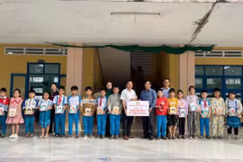 Hội Khuyến học tỉnh trao 10.000 cuốn vở hỗ trợ học sinh vùng lũ