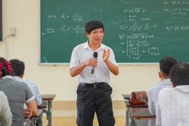 Nhà giáo Nhân dân Huỳnh Duy Thủy - Phó Chủ tịch kiêm Tổng Thư ký Hội Toán học Bình Định, trình bày chuyên đề tại buổi tập huấn. 