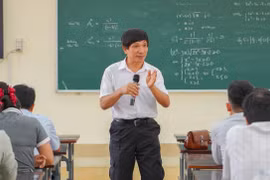 Nhà giáo Nhân dân Huỳnh Duy Thủy - Phó Chủ tịch kiêm Tổng Thư ký Hội Toán học Bình Định, trình bày chuyên đề tại buổi tập huấn. 