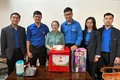 Đoàn viên, thanh niên thăm hỏi, tặng quà cựu thanh niên xung phong Trương Thị Kim Chung.