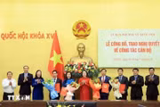Công bố, trao Nghị quyết của Ủy ban Thường vụ Quốc hội về công tác cán bộ