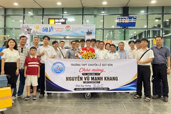 Gia Lai đón học sinh đoạt huy chương bạc Olympic Vật lý châu Âu trở về từ Thụy Điển
