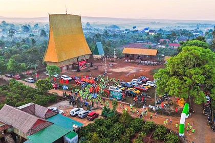 Làng Kép 1 tổ chức ăn trâu mừng nhà rông mới