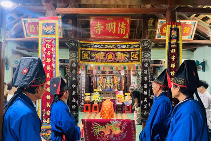 Ghi hình phim tài liệu “Lễ Thanh minh ở miếu Thanh Minh”