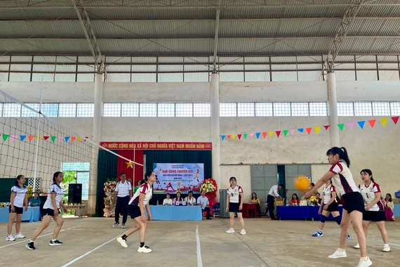 Sôi nổi giải bóng chuyền hơi nữ chào mừng 8-3 tại xã Kon Gang