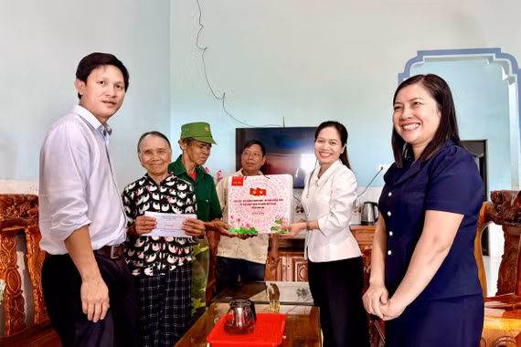 Đồng chí Siu Hương Phó Trưởng đoàn ĐBQH tỉnh Gia Lai thăm tặng quà gia đình chính sách tại xã Ia Boòng